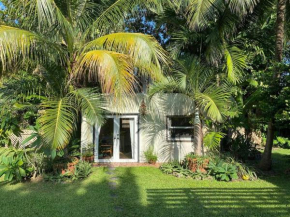Miami guest house with large pool